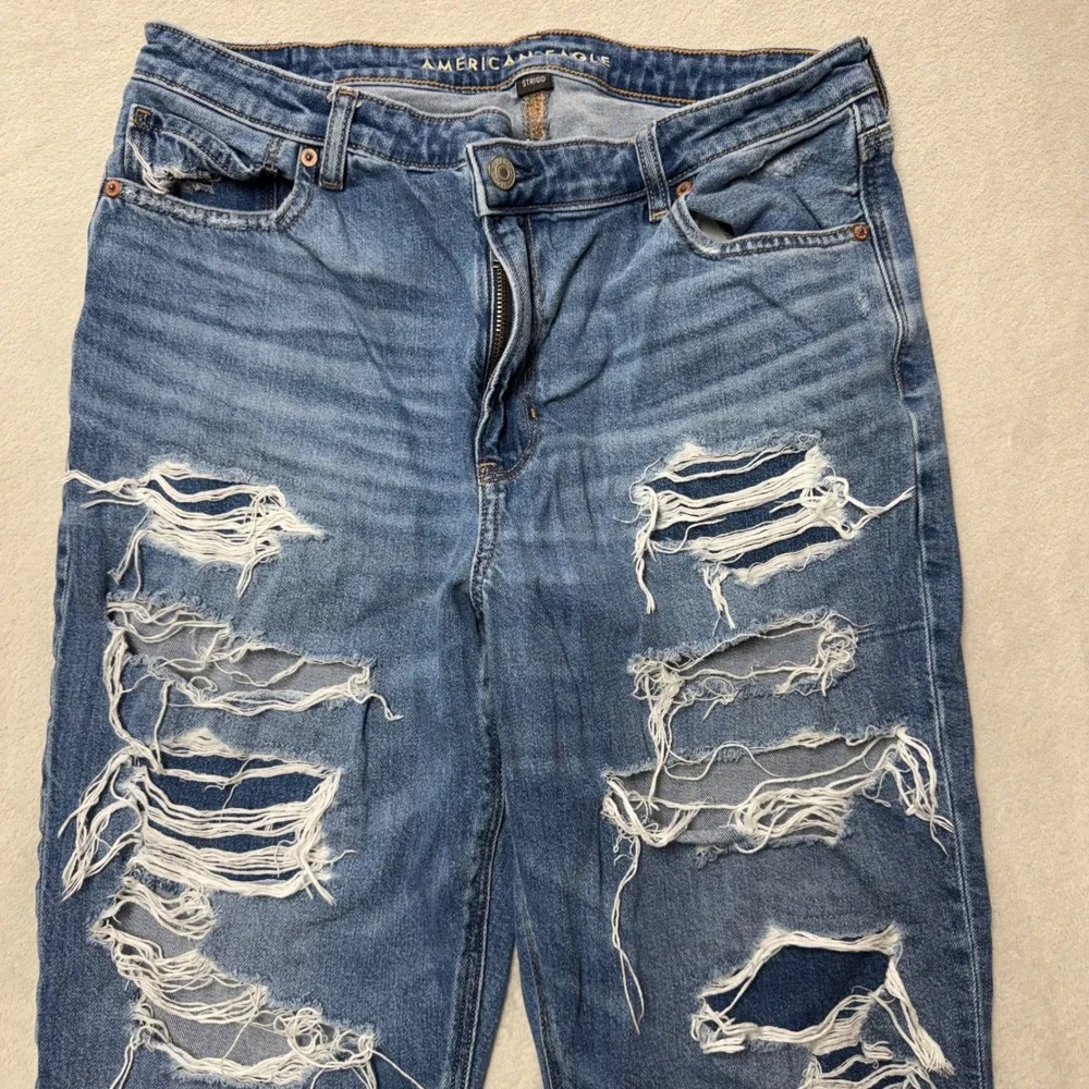 American Eagle Strigid Mom Jeans Womens 14 Short Blue Distressed High Rise Denim